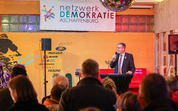 Eröffnung des Demokratiefestes, am Rednerpult Oberbürgermeister Jürgen Herzing, er begrüßt die Gäste