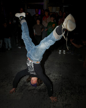 Bild vergr&ouml;&szlig;ern: Breakdance-Kids auf dem Demokrtiefest, Tänzer macht Kopfstand mit abgespreizten Beinen