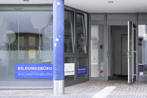Bild vergr&ouml;&szlig;ern: Blick von der Pfaffengasse auf den Eingang des Bildungsbüros.