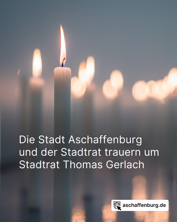 Kerzen leuchten, grauer Hintergrund. Trauer um Stadtrat Thomas Gerlach. 