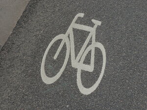 Bild vergr&ouml;&szlig;ern: Fahrradsymbol auf einem Radweg