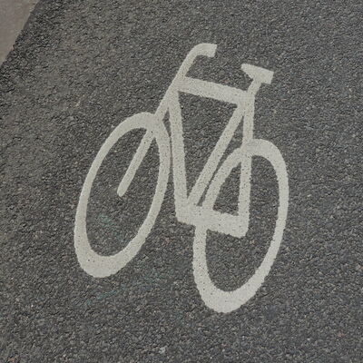Bild vergr&ouml;&szlig;ern: Fahrradsymbol auf Radweg