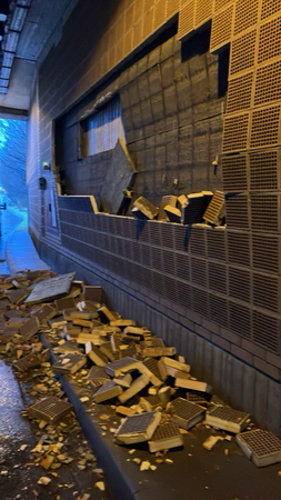 Bild vergr&ouml;&szlig;ern: Lärmschutzziegel sind aus der Wand gefallen in der Unterführung Grünbrücke.