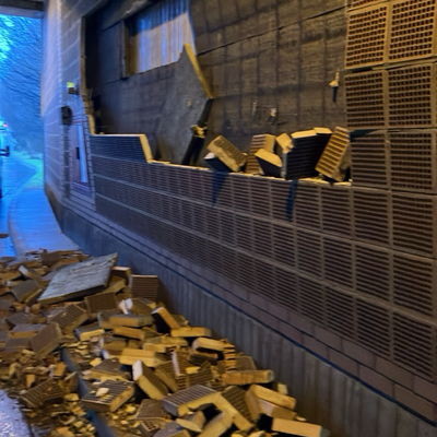 Lärmschutzziegel sind aus der Wand gefallen in der Unterführung Grünbrücke.