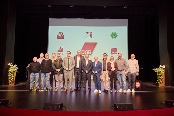 Gruppenbild auf der Bühne, in der Mitte Oberbürgermeister Jürgen Herzing