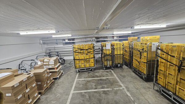 Kisten auf Rollcontainern mit Briefwahlunterlagen im Rathaus