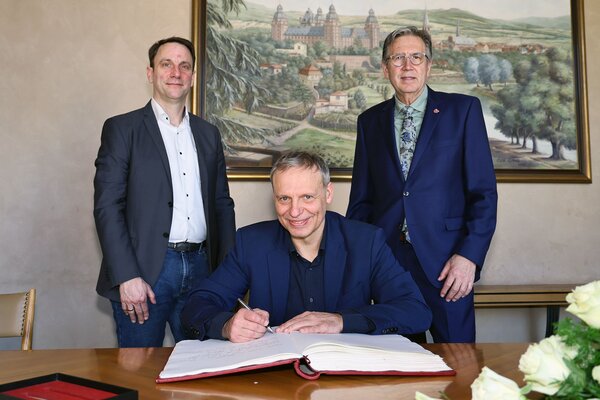 Eintragung von Enrico Lübbe ins Goldene Buch 