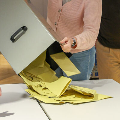 Inhalt einer Wahlurne wird ausgeschüttet