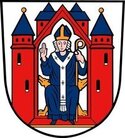Bild vergr&ouml;&szlig;ern: Auf dem Aschaffenburger Stadtwappen sieht man eine rote Burg mit runden Seitentürmen und blauen Dächern auf silbernem Grund. Im kleeblattförmigen Torbogen thront ein blau gekleideter Bischof. Das ist nicht, wie ab und an vermutet wird, St. Martin. Es ist ganz neutral ein Erzbischof von Mainz als Sinnbild für die Zugehörigkeit Aschaffenburgs zum Erzstift Mainz. Er trägt ein silbernes Pallium und eine blaue Mitra. Er hat die rechte Hand segnend erhoben, mit der linken hält er den goldenen Krummstab.