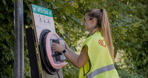 Bild vergr&ouml;&szlig;ern: Standort von einem Defibrilator. Diese Standorte heiße AED,