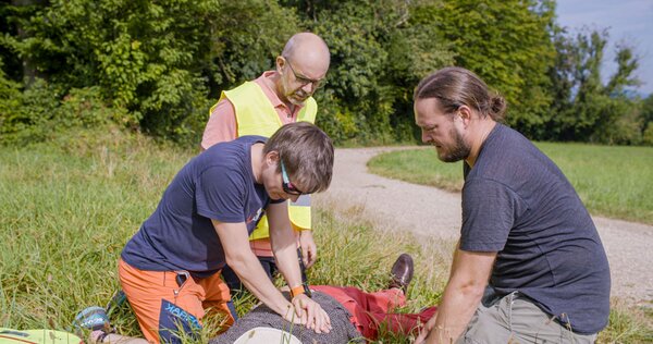 Ersthelfer machen eine Herzdruckmassage