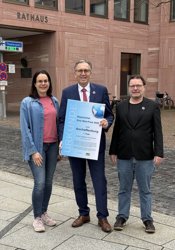 Oberbürgermeister Jürgen Herzing (Mitte), Dr. Julia Bauer (links) und Andreas Jung (rechts) von der Stabstelle Klima und Nachhaltigkeit freuen sich über den Eine Welt Preis.