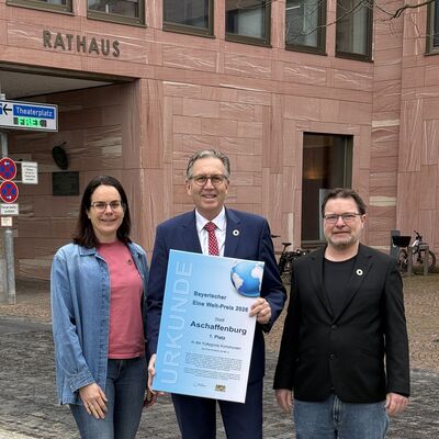 Oberbürgermeister Jürgen Herzing (Mitte), Dr. Julia Bauer (links) und Andreas Jung (rechts) von der Stabstelle Klima und Nachhaltigkeit freuen sich über den Eine Welt Preis.
