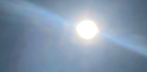 Bild vergr&ouml;&szlig;ern: Sonne am blauen Himmel, Lichtstrahlen sind zu sehen.