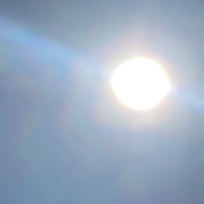 Sonne am blauen Himmel, Lichtstrahlen sind zu sehen. 