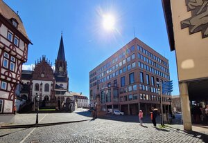 Bild vergr&ouml;&szlig;ern: Das Rathaus steht auf dem Stiftsberg, daneben ist der Stiftsplatz und die Stiftsbasilika. Es steht unter Denkmalschutz.