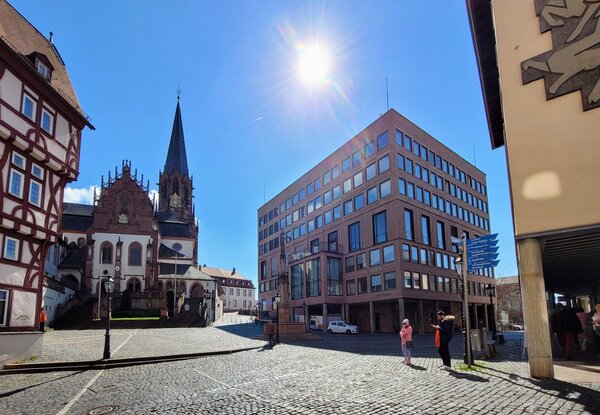 Rathaus von der Pfaffengasse aus gesehen mit Stiftsplatz und Stiftsbasilika. 