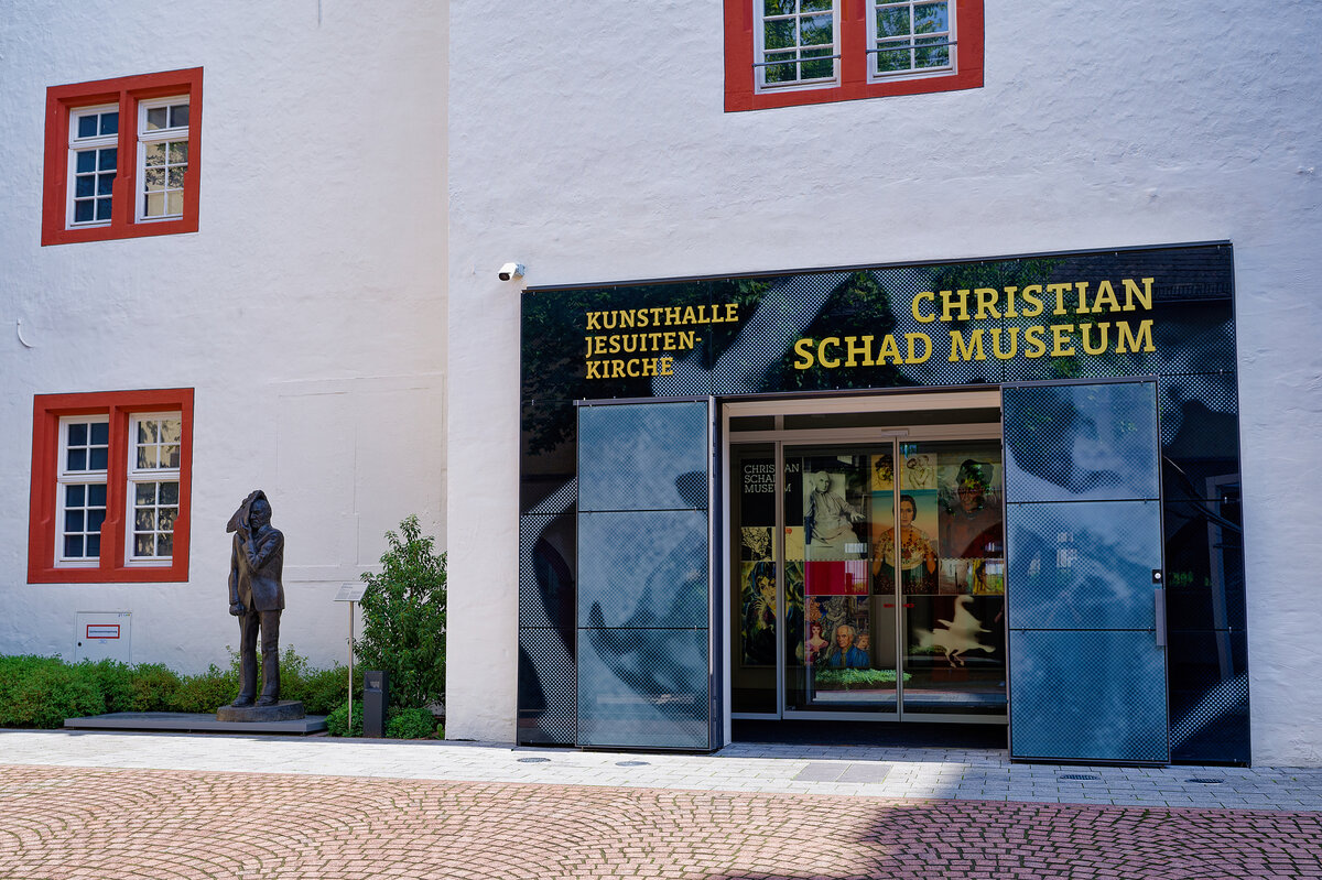 Eingang im Arkadenhof zur Kunsthalle Jesuitenkirche und zum Christian Schad Museum