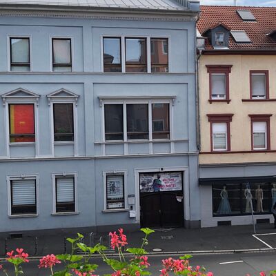 Bild vergr&ouml;&szlig;ern: Blick von der gegenüberliegenden Seite auf das Mueum KunstLanding. Hier stellt der neue Kunstverein aus.