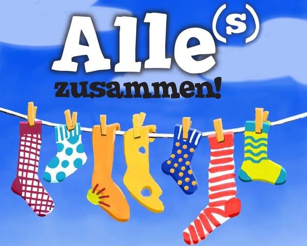 Bunte Socken hängen auf einer Wäscheleine. Darüber die Schrift Alle(s) zusammen!