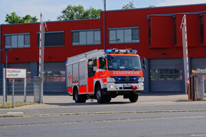 Bild vergr&ouml;&szlig;ern: Feuerwehrauto fährt zum Einsatz und verlässt die Feuerwache