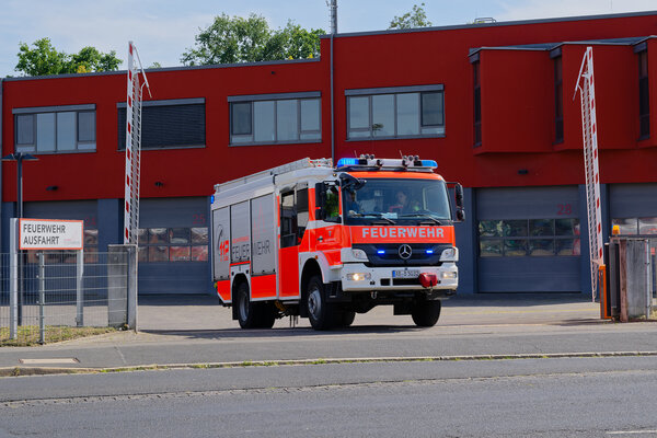 Feuerwehrauto fährt zum Einsatz und verlässt die Feuerwache