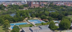 Bild vergr&ouml;&szlig;ern: Drohnenaufnahme vom Freibad, im Hintergrund Schloss Johannisburg