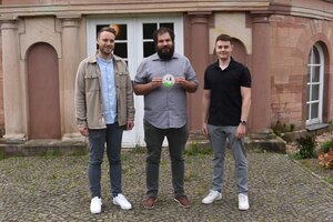 Bild vergr&ouml;&szlig;ern: Im Rahmen der Initiative „Vogelfreundliche Gebäude“ wurde das Garten- und Friedhofsamt der Stadt Aschaffenburg vom Amt für Umwelt- und Verbraucherschutz für sein vorbildliches Engagement im Artenschutz ausgezeichnet. Das Garten- und Friedhofsamt hatte 15 neue Nist- und Quartiermöglichkeiten an den Betriebsgebäuden in der Großostheimer Straße geschaffen. Die verliehene Plakette „Vogelfreundliches Gebäude“ wurde am Eingang des Betriebsgeländes angebracht. Auf dem Foto sind Jan Hartmann (Amt für Umwelt- und Verbraucherschutz), Timo Rausch (Garten- und Friedhofsamt), Andreas Hettler (Amt für Umwelt- und Verbraucherschutz) mit der Plakette