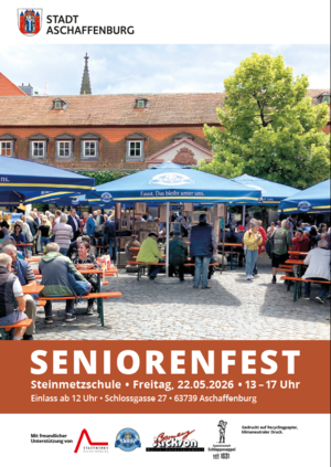 Bild vergr&ouml;&szlig;ern: Werbeplakat für das Seniorenfest, Sonnenschirme, Bierbänke und Tische im Hof der Steinmetzschule.