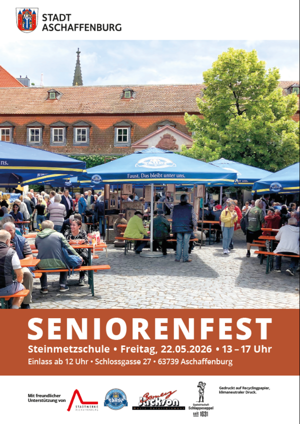 Werbeplakat für das Seniorenfest, Sonnenschirme, Bierbänke und Tische im Hof der Steinmetzschule. 