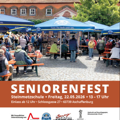 Werbeplakat für das Seniorenfest, Sonnenschirme, Bierbänke und Tische im Hof der Steinmetzschule. 