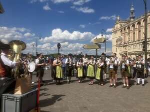 Bild vergr&ouml;&szlig;ern: Der Musikverein Gailbach spielte beim Europamarkt in Aschaffenburgs Partnerstadt Saint-Germain-en-Laye. Die Musikerinnen und Musiker sind in Tracht gekleidet.