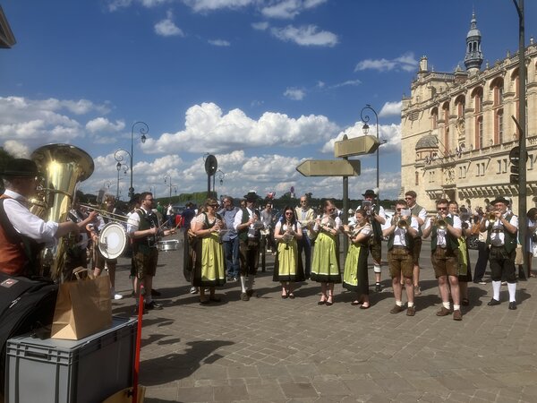 Der Musikverein Gailbach spielte beim Europamarkt in Aschaffenburgs Partnerstadt Saint-Germain-en-Laye. Die Musikerinnen und Musiker sind in Tracht gekleidet. 