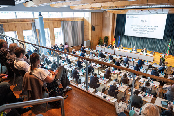 1805.2026 Aschaffenburg, kleiner Saal der Stadthalle: Konstituierende Sitzung des neu gewählten Stadtrates.© Stefan Gregor -Fotograf- Hasselstraße 29 63762 Großostheim Tel. +49 6026 5525 Mobiltel. +49 172 6630076 E-Mail: info@fotografie-gregor.de www.fot