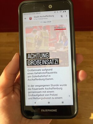 Bild vergr&ouml;&szlig;ern: Smartphone, auf dem der WhatsApp-Kanal der Stadt geöffnet ist.