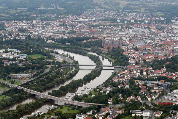 Luftbild von Aschaffenburg mit Main, Schloss Johannisburg und Innenstadt