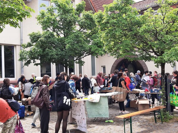 Besucher*innen und Stände auf dem Sperrmüllfest im Hof vom Jukuz.