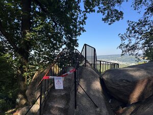 Bild vergr&ouml;&szlig;ern: Absperrung an der Teufelskanzel wegen des Eichenprozessionsspinners