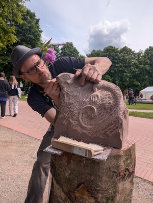 Bild vergr&ouml;&szlig;ern: Christian Rivas, Fachlehrer der Steinmetz-Meisterschule Aschaffenburg, hatte bei dem Europäischen Stein Festival gleich mehrere Interessenten für seine Echse.