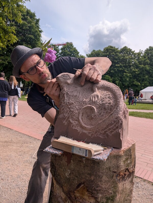 Christian Rivas, Fachlehrer der Steinmetz-Meisterschule Aschaffenburg, hatte bei dem Europäischen Stein Festival gleich mehrere Interessenten für seine Echse. 
