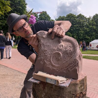 Christian Rivas, Fachlehrer der Steinmetz-Meisterschule Aschaffenburg, hatte bei dem Europäischen Stein Festival gleich mehrere Interessenten für seine Echse. 