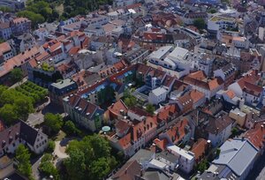 Bild vergr&ouml;&szlig;ern: Drohnenaufnahme der Innenstadt, Fußgängerzone und Einkaufsgassen