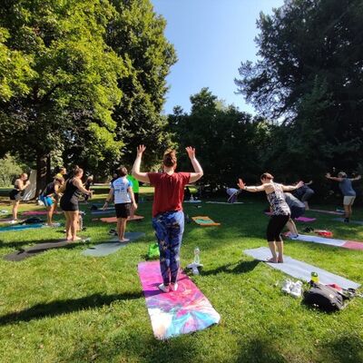 Bild vergr&ouml;&szlig;ern: Yoga im Park
