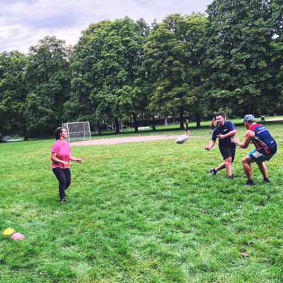 Bild vergr&ouml;&szlig;ern: Ballspiel im Park