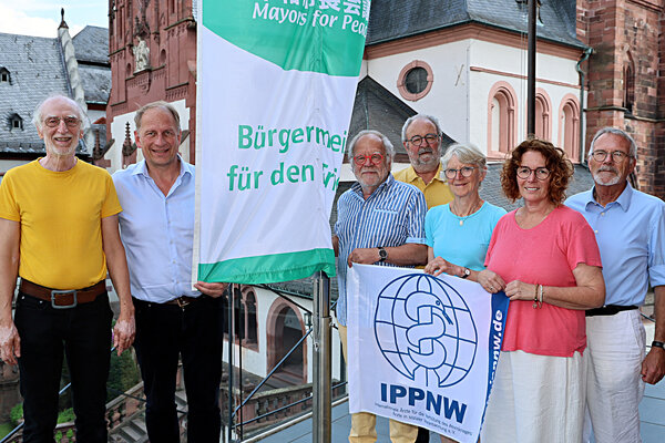 Sie haben die Flagge gehisst (v.l.): Dr. Reinhard Böhlau, Oberbürgermeister Markus Schlemmer, Dr. Matthias Salefsky, Dr. Jochen Mayer, Ilona Rauscher, Birgit Salefsky und Dr. Eduard Rauscher