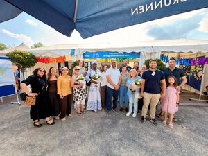 Bild vergr&ouml;&szlig;ern: Das Team der Stadt Aschaffenburg, von links: Ipek Ciftci, Veronika Fuchs, Jehan Silvi, Elvira, Silke Kunsmann, Kardiata, Mariam Grote, Hamza Mohsen, Brigitte Eiselt, Viktor, Darya Scharf, Ehefrau von Viktor, Christina Dühr, David Hofmann, Farid und seine Tochter.