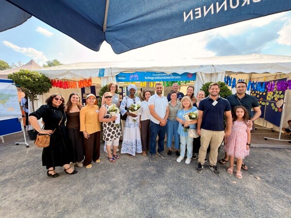 Das Team der Stadt Aschaffenburg, von links: Ipek Ciftci, Veronika Fuchs, Jehan Silvi, Elvira, Silke Kunsmann, Kardiata, Mariam Grote, Hamza Mohsen, Brigitte Eiselt, Viktor, Darya Scharf, Ehefrau von Viktor, Christina Dühr, David Hofmann, Farid und seine Tochter. 