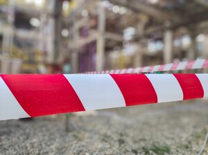 Bild vergr&ouml;&szlig;ern: ein Absperrband gespannt