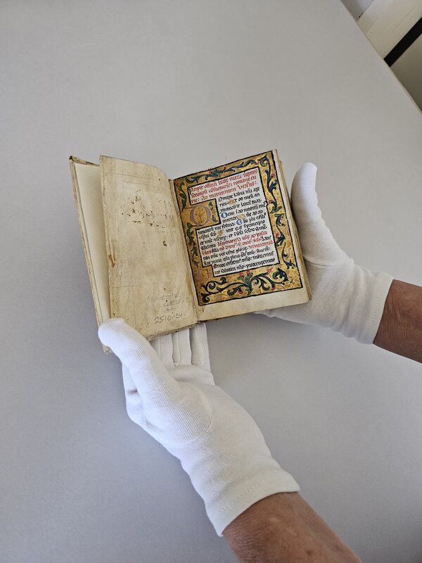 Älteste Buchhandschrift des Stadt- und Stiftsarchivs zurück im Schönborner Hof