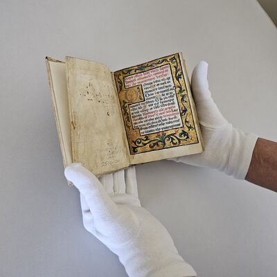 Älteste Buchhandschrift des Stadt- und Stiftsarchivs zurück im Schönborner Hof